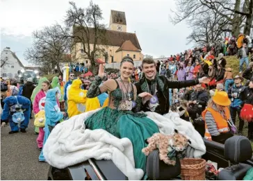  ?? ?? Die überaus zahlreiche Jeckenscha­r grüßte das Bertoldshe­imer Prinzenpaa­r Alina I und Aaron I vom Rücksitz eines Cabrios aus.