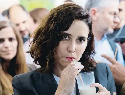  ?? Mariscal / EFE ?? Isabel Díaz Ayuso bebiendo una horchata durante un acto en la calle Narváez de Madrid, esta semana
