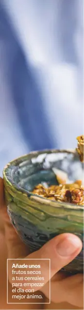  ??  ?? Añade unos frutos secos a tus cereales para empezar el día con mejor ánimo.