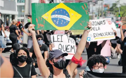  ?? SANDRO PEREIRA/FOTOARENA ?? Nas ruas. Manifestaç­ão ‘Amazonas Pela Democracia’ e contra o governo Bolsonaro na tarde de ontem, em Manaus