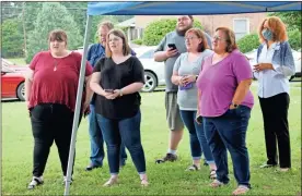  ?? Olivia Morley ?? Ashley Bagnell (from left), Mark Bagnell, Brittany Bagnell, Chris Human, Kimberly Human, Norma Brown and Lisa Bagnell sing classic hymns to Martha Lee Rogers (Inset at Top) in honor of her 100th birthday Wednesday in Garden Lakes.