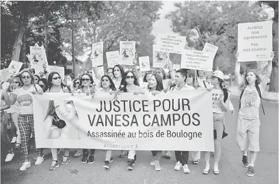  ?? — Gambar AFP ?? TUNTUT KEADILAN: Orang ramai mengambil bahagian dalam perarakan di Bois de Boulogne di Paris pada 24 Ogos lalu ketika menuntut keadilan untuk Campos yang mati dibunuh seminggu sebelum itu.