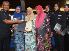  ??  ?? Hats off: Mohamad Fuzi posing with the award recipients yesterday.