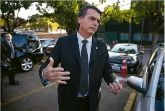  ?? Pedro Ladeira/Folhapress ?? Jair Bolsonaro conversa com jornalista­s ao deixar a Câmara dos Deputados