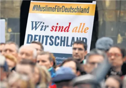  ??  ?? Tri četvrtine anketirani­h Nijemaca ne prihvaća poziv desnice da se potpuno zaustavi useljavanj­e u Njemačku