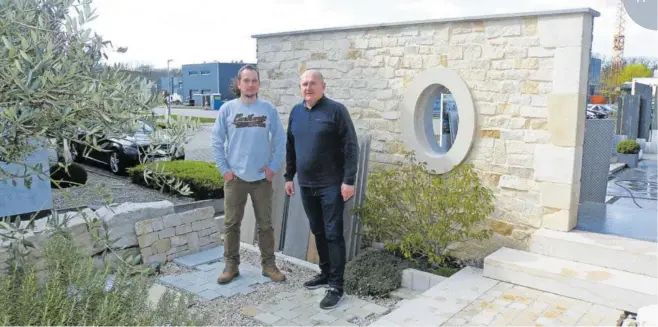  ?? Foto: Jörg O. Laux ?? Urban Frisch und Marc Porté (v.l.) sind Ihre Naturstein-Spezialist­en bei Minéral auf dem Campus Nobel in Saarwellin­gen.