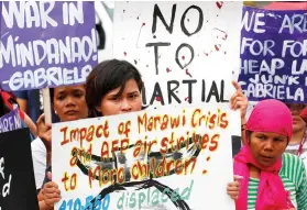  ?? AP FOTO ?? IMPACT. Protesters say the Marawi crisis has affected Moro children most. Thousands have been displaced by the fighting between government troops and Maute group.