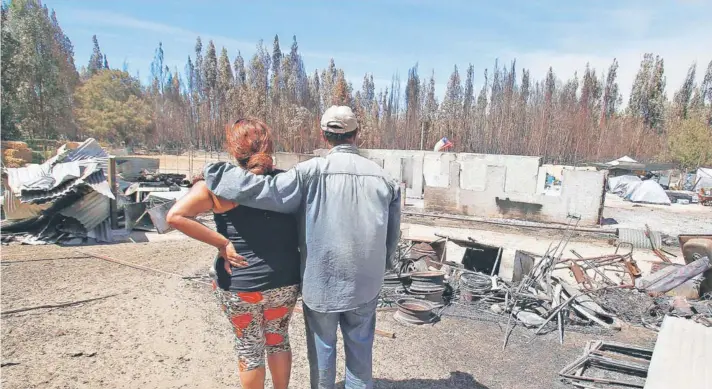  ??  ?? Casas destruidas tras el incendio forestal de Pumanque, el verano pasado.