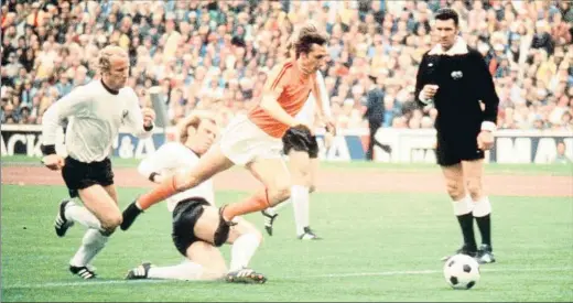  ?? GETTY IMAGES / GETTY ?? cae derribado por Hoeness y Holanda se avanza en el primer minuto
Cruyff
Demasiado fácil.