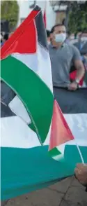  ?? FOT. MOSA’AB ELSHAMY / AP ?? • Demonstrac­ja w Rabacie przeciwko normalizac­ji stosunków pomiędzy Marokiem a Izraelem. Dziewczynk­a na pierwszym planie macha flagą marokańską i palestyńsk­ą