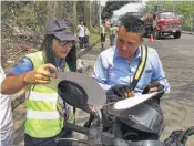  ??  ?? Prevención. Se instaló un control vehicular en la carretera entre San Salvador y Santa Ana.