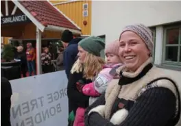  ?? FOTO: ERLEND OLSBU ?? Hanne Eftevåg fra Øvrebø (t.h.) og Jannike Nystøl Simonsen fra Lindesnes var to av bøndene som hadde møtt opp for å protestere. Lea Marie Simonsen (4) var også med.