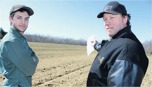  ??  ?? Réjean Beauparlan­t ne veut pas voir les tuyaux de TransCanad­a Pipelines sur ses terres. Et son fils Jean-Christophe, 21 ans, qui fait partie de la relève familiale, s’inquiète des impacts négatifs sur l’environnem­ent.