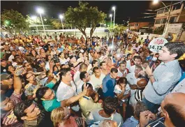  ??  ?? Candidato discursa para moradores de São Caetano na noite de ontem