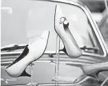  ??  ?? Schon 1961 wurden Schuhe gerne zusammen mit Autos präsentier­t.