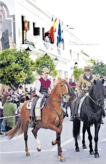  ?? EL PERIÓDICO ?? Fiesta Jinetes durante la celebració­n del Jueves de Comadres en Madrigalej­o. ▷