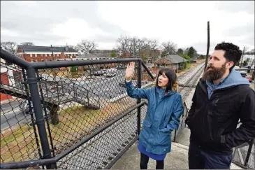  ?? HYOSUB SHIN / HSHIN@AJC.COM ?? Whitney (left) and Micah Stansell discuss their plans for the pedestrian bridge, which will be completed by spring.