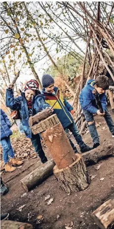  ?? RP-FOTO: ANDREAS ENDERMANN ?? Den Zentralsch­ulgarten am Räuscherwe­g nutzen vor allem Grundschül­er im Offenen Ganztag dazu, in der Natur aktiv zu sein.