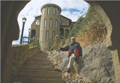  ?? — ARTABAN PRODUCTION­S ?? Eddy Haymour, the subject of Eddy’s Kingdom, sits in the entrancewa­y to Castle Haymour, a themed bed and breakfast he built in Peachland directly across the lake from Rattlesnak­e Island.