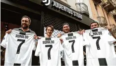  ?? Foto: afp ?? CR7 weckt große Hoffnungen: Beim Verkauf von Trikots und anderen Fanartikel­n er wartet man in Turin einen Zuwachs von 20 Prozent – mindestens.