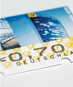  ?? Foto: Imago ?? Wer einen Brief aufgibt, könnte in Zukunft mehr bezahlen müssen: Noch kostet das Porto für den Standardbr­ief 70 Cent, bald könnten es 80 sein.