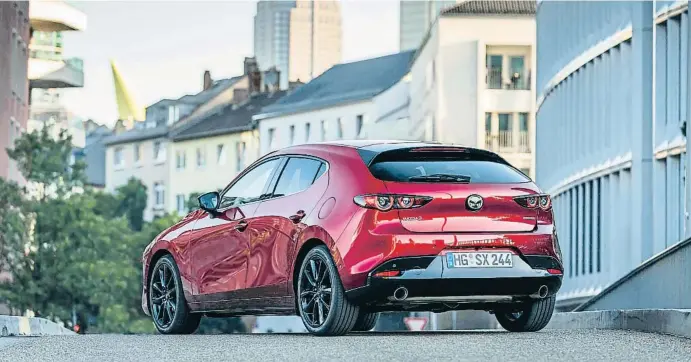  ??  ?? El nuevo Skyactiv-X en el Mazda3 logra consumos medios entre 4,3 y 5,5 l/100 km, según versión