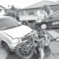  ??  ?? KEMALANGAN: Keadaan motosikal mangsa yang bertembung dengan kereta tersebut.