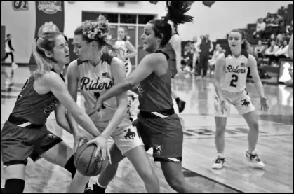  ?? Staff Photo/Mike Frank ?? Ella Jacobs of St. Marys (center) hangs on to the ball as she is pressured by defenders from Kenton during Thursday’s game.