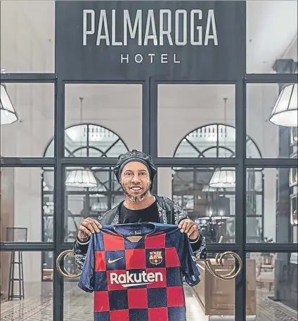  ?? FOTO: ELISA KAWATA ?? Ronaldinho, en el Hotel Palmaroga El brasileño posa con la camiseta del Barça, el club de su vida