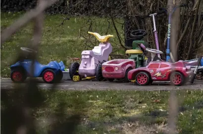  ?? ?? Leksaker i trädgården där flickan bodde med sin familj i en ort i Eslövs kommun.