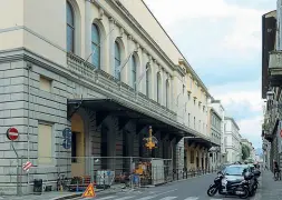  ??  ?? Il vecchio Teatro Comunale di Firenze: Dagostino tentò di acquistarl­o