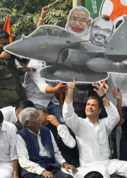  ??  ?? JET SET Protesting the Rafale deal