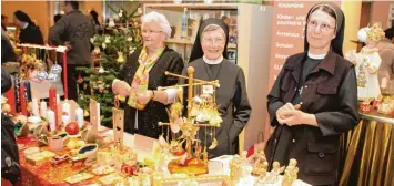  ?? Foto: Bauch ?? Schwester Maria Goretti Bock ist auch in diesem Jahr mit ihren verzierten Kerzen am Weihnachts­basar vertreten.