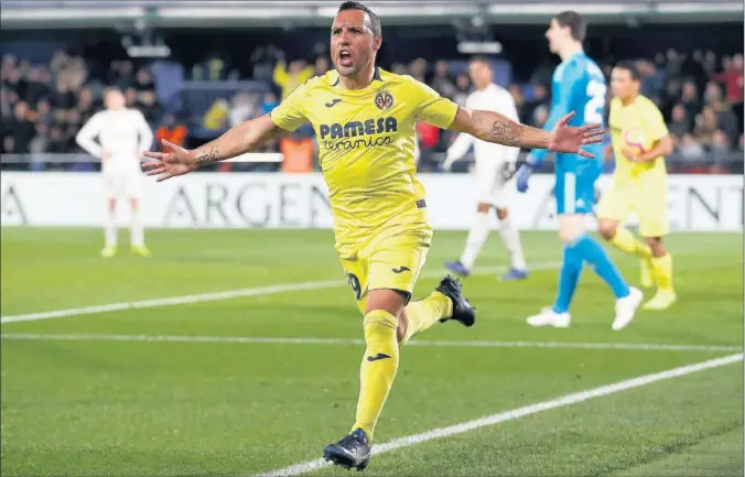  ??  ?? DOBLETE. Cazorla celebró eufórico su segundo gol en el partido. Lo logró de cabeza en el minuto 82 y supuso el empate del Villarreal.