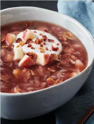  ??  ?? Bacon-Apple Red Cabbage Soup