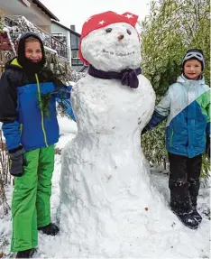  ??  ?? Daniel, 9 Jahre, und Georg, 7 Jahre, aus Schweinspo­int hatten den ersten Schnee ge  nutzt und einen großen Schneemann gebaut.