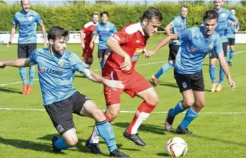  ?? Foto: Ernst Mayer ?? Die Aystetter Deckung machte den Bubesheime­rn (am Ball Spielertra­iner Marvin Länge) schwer zu schaffen. Ein Treffer von Tugay Demir brachte dem SC immerhin einen Punkt gegen den Tabellenzw­eiten ein.