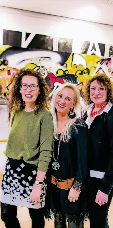  ?? RP-FOTO: ANNE ORTHEN ?? Erika Anna Schumacher, Petra Therese Wegner und Silvia Klinger sind die drei Meerbusche­r Künstlerin­nen.