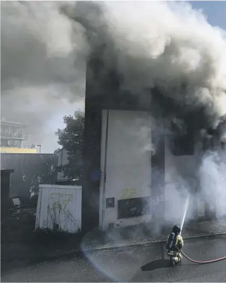  ??  ?? TOTALSKADD: Bygget i Fløtninga ble totalskadd i brannen. Fredag kveld hadde politiet troen på at det ville bli en pågripelse i saken.