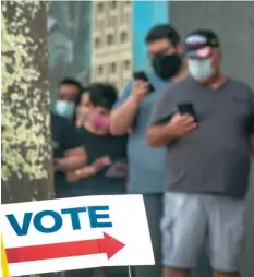  ??  ?? En Hialeah, Florida, los latinos también hicieron largas filas para votar anticipada­mente.