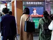  ?? YONHAP NEWS AGENCY ?? South Koreans watch President Park Geun-hye’s live address Tuesday after an explosive report Monday.