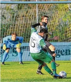  ?? Foto: Karl Aumiller ?? Dreimal musste SVA Keeper Matthias Klett (links) im Derby gegen den FCG II hinter sich greifen. Hier versucht sich Oguz Yasar beim Torschuss.