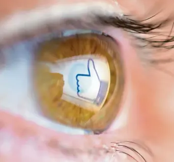  ?? Foto: Friso Gentsch, dpa-Archiv ?? Das Facebook-Like-Symbol spiegelt sich im Auge des Betrachter­s: „Im Internet wird manipulier­t, was das Zeug hält“, warnt der bayerische Grünen-Abgeordnet­e Dieter Janecek im Interview.