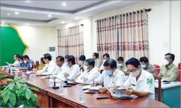  ?? DTKS ?? Kampong Speu provincial authoritie­s hold a meeting to nominate villages for the contest on Wednesday.
