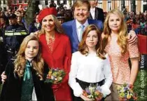  ??  ?? König Willem-Alexander (51), seine Frau Maxima (47) sowie die Töchter Amalia (15, r.), Alexia (13) und Ariane (11, l.) haben ihr neues Zuhause bezogen.