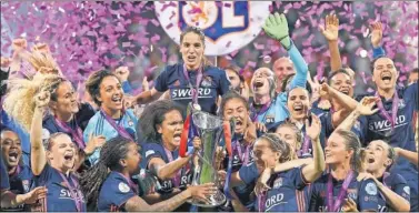  ??  ?? OTRO TÍTULO. Las jugadoras del Lyon festejan otro título de la Champions, el quinto, tercero consecutiv­o..