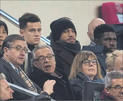  ?? FOTO: P. PUNTÍ ?? Coutinho, junto a un abrigadísi­mo Rafinha y Dembélé El brasileño lo pasó en grande y comprobó de lo que es capaz su Barça