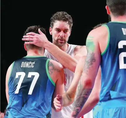  ?? REUTERS ?? Pau Gasol se saluda con Doncic después de la derrota ante los balcánicos