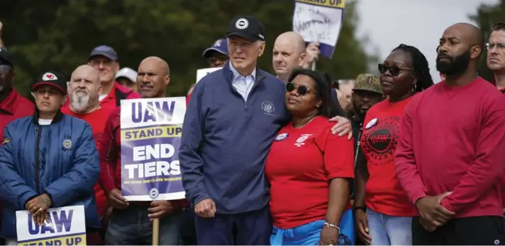  ?? ?? ►El presidente Joe Biden se une al piquete en huelga de United Auto Workers, el 26 de septiembre de 2023, en Van Buren Township, Michigan.