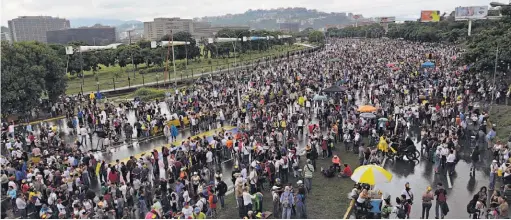  ??  ?? Reunidos en autopista. Activistas se reúnen en la autopista principal de Valencia. Denuncian que haya elecciones de inmediato.